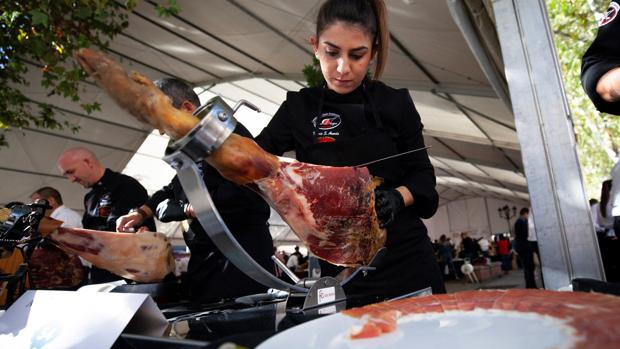 Almadén de la Plata celebra este sábado su día del jamón ibérico con platos a cuatro euros