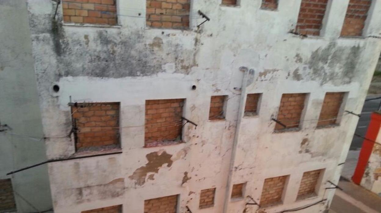 La demolición del primer edificio desalojado de la barriada José Antonio comienza este lunes