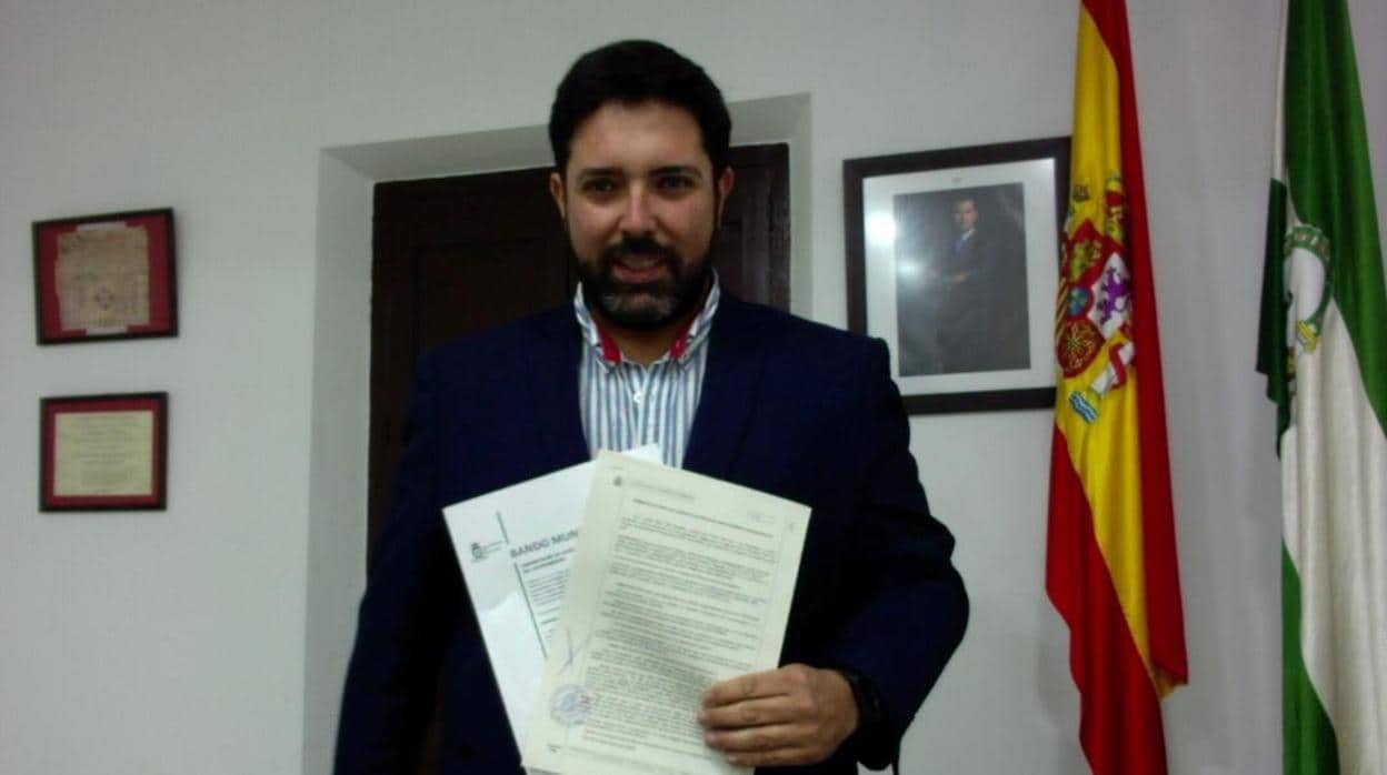 El alcalde dice que desconoce totalmenet al autor del bando que va firmado y con sello
