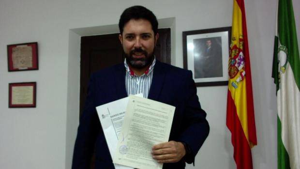 El alcalde de Lora del Río denuncia un falso bando municipal en Whatsapp