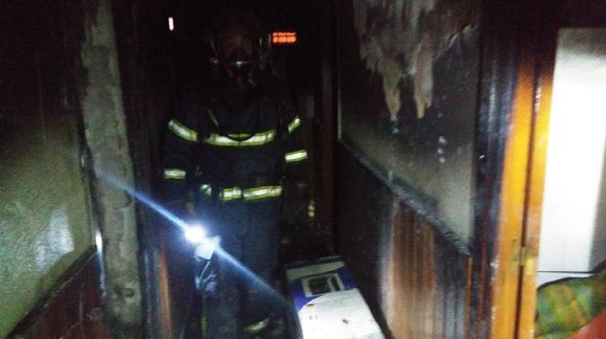 Bombero en una casa que ha sufrido un incendio (imagen de archivo)