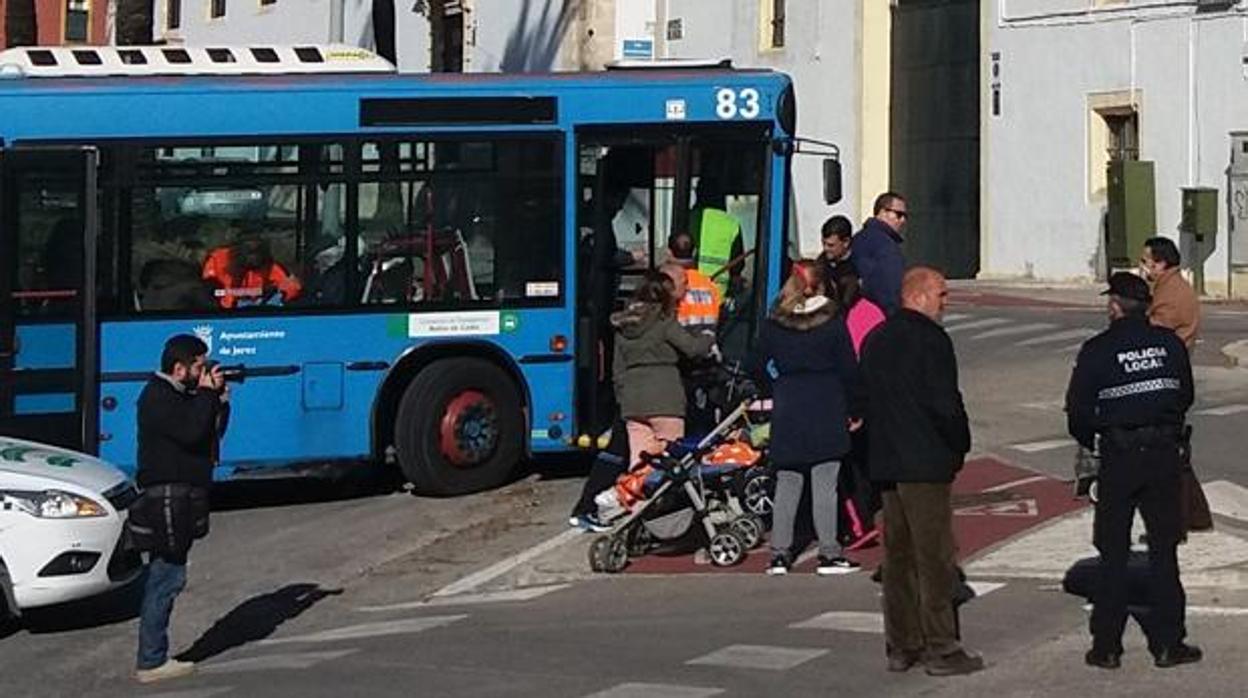 Un autobús urbano de Jerez sufre una salida