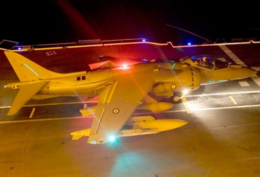 Un avión Harrier en la cubierta del 'Juan Carlos I'.