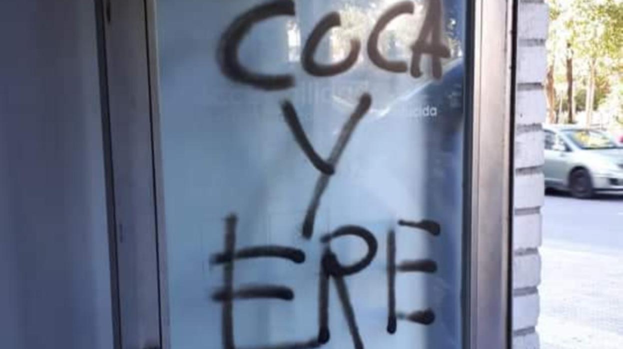 Pintada en la sede del Partido Socialista de San Fernando.