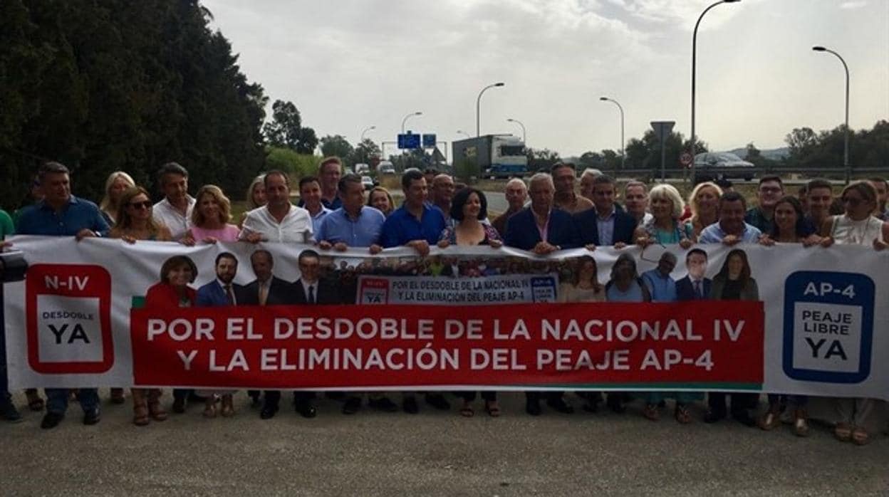 Juanma Moreno Bonilla junto a numerosos dirigentes del PP reclamando la liberalización del peaje.