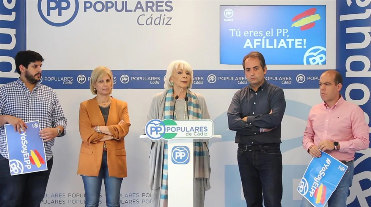 Teófila Martínez en una rueda de prensa en la sede del PP de Cádiz.