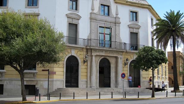 Condenado a siete años y medio de cárcel por abusar de hija de cinco años en Cádiz