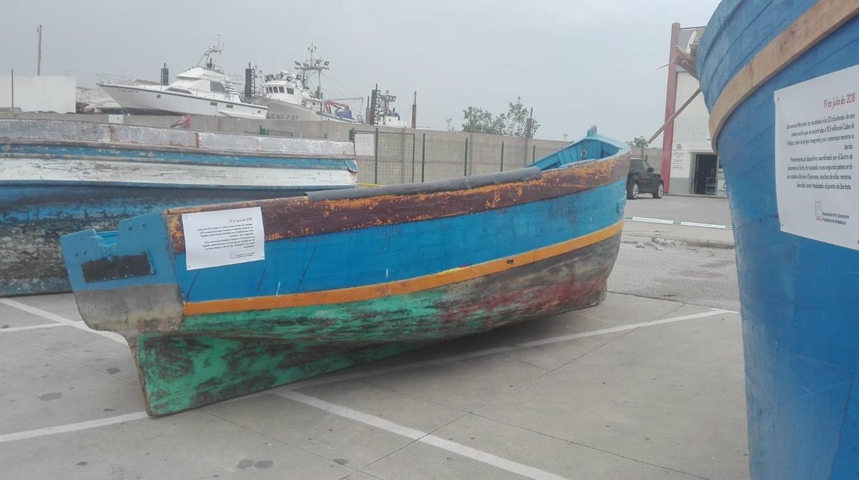 Algunas de las pateras que se muestran en el puerto de Barbate.