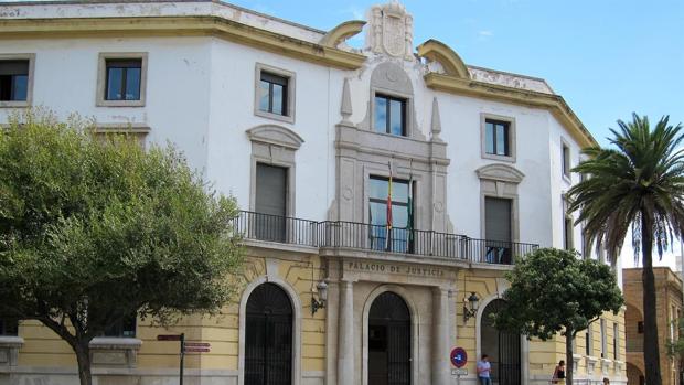 Un feriante de Cádiz, condenado por abusar de dos menores