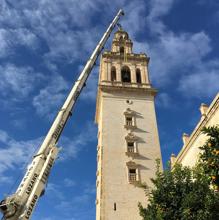 Las 12 campanas de la torre de Lebrija bajan por primera vez para ser restauradas