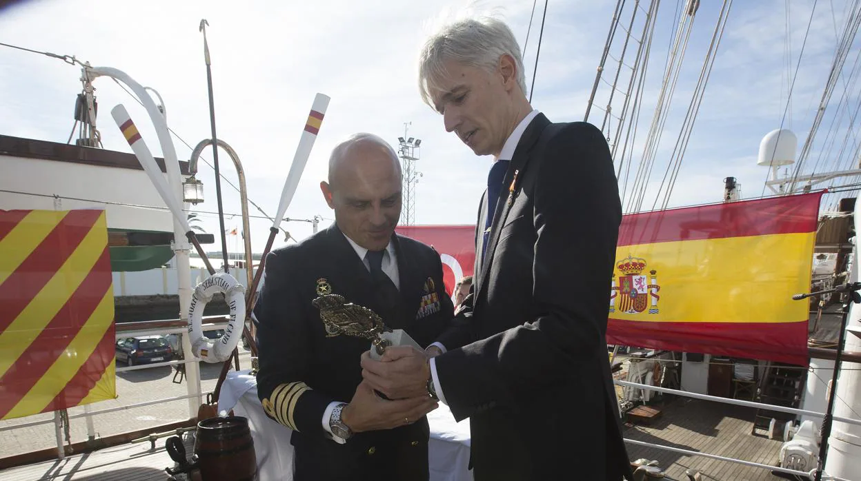 El comandante del Elcano (izquierda), recibe la escultura que reconoce al buque como mejor embajador de España de manos del presidende de la Academia de Diplomacia, Santiago Velo de Antelo.