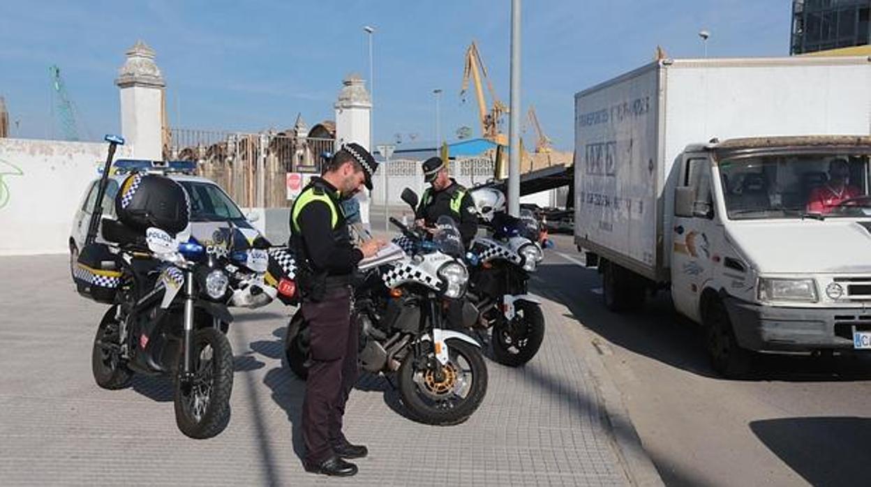 Dos agentes de Policía Local realizan controles en Cádiz.