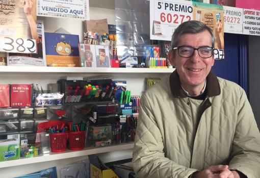 Luis Montoto, propietario de la papelería La Pajarita, donde se han vendido dos décimos del Gordo