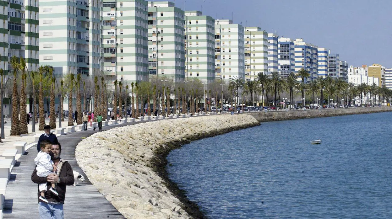 Comprar una vivienda usada en Cádiz es solo 135 euros más barato que en Málaga