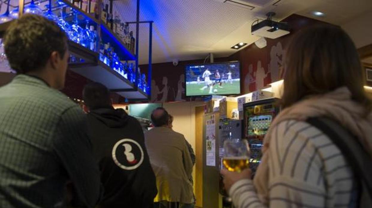 Un bar emite un partido de la liga en abierto a sus clientes.