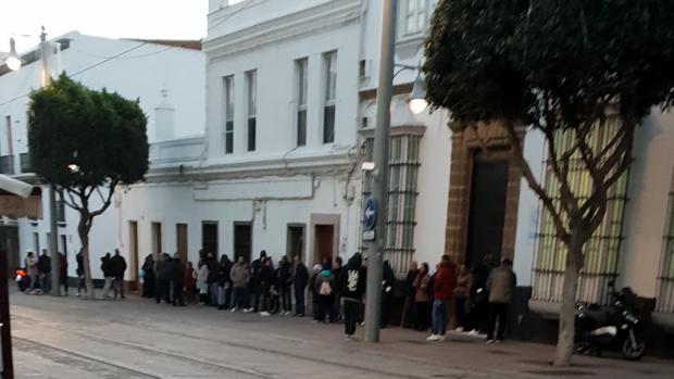 La situación del registro de San Fernando comienza a ser desesperante con largas colas antes de las ocho de la mañana