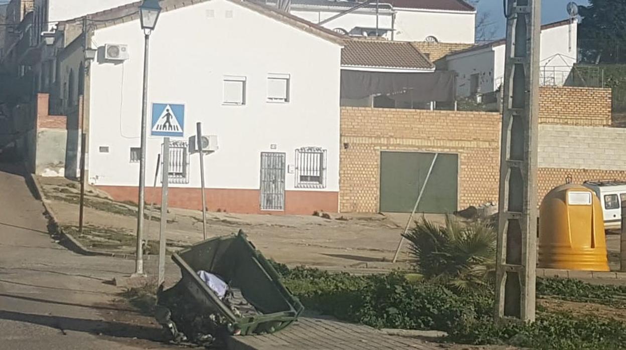 Uno de los contenedores quemados por un grupo de encapuchados en una de las calles de Aznalcóllar