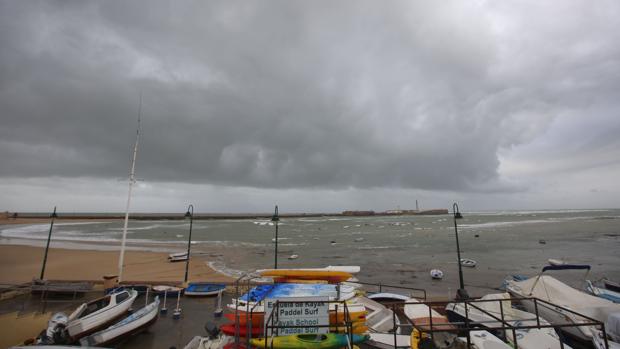 El tiempo en Cádiz: Alerta naranja por fuerte oleaje y viento para despedir el año en la provincia de Cádiz