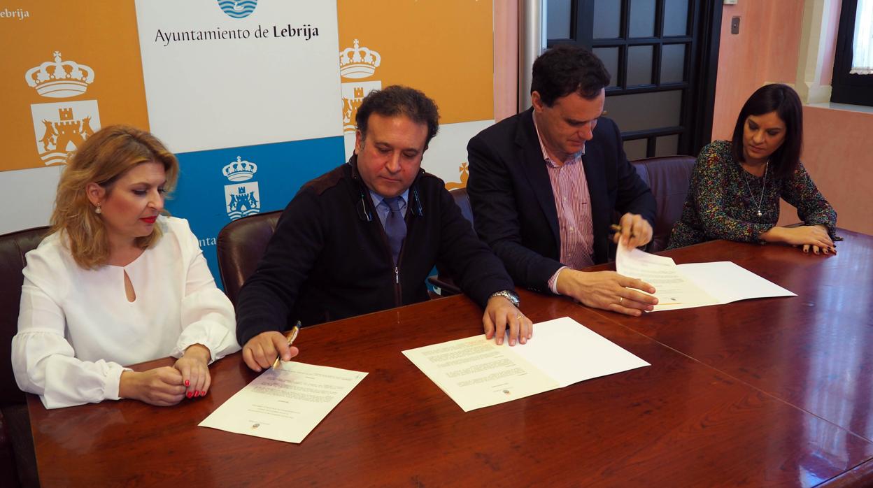 La firma del convenio de colaboración ha tenido lugar en las dependencias de la Alcaldía de Lebrija