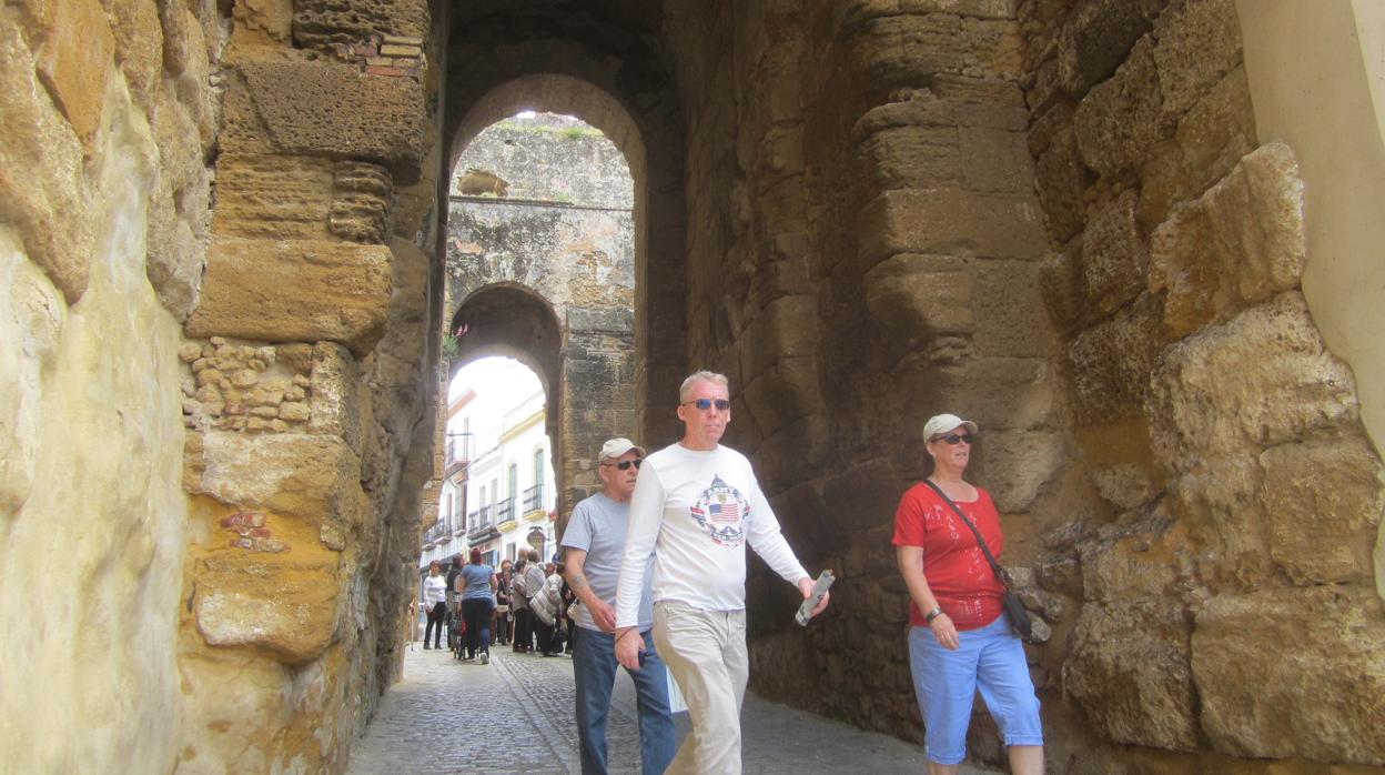 Varios turistas por una de las calles del casco antiguo de Carmona