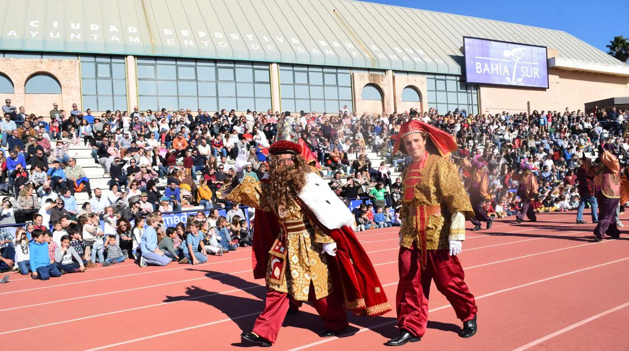 Los Reyes Magos durante su paseo por el estadio.