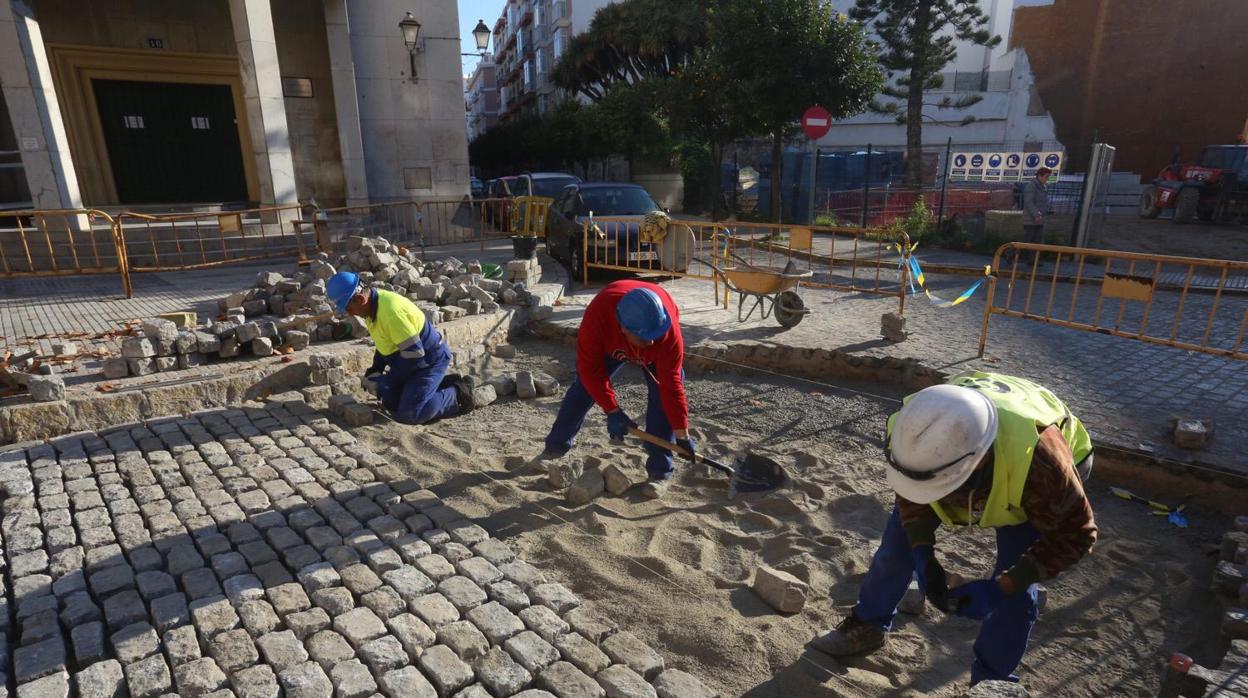 Varios empleados de la construcción en una obra de Cádiz