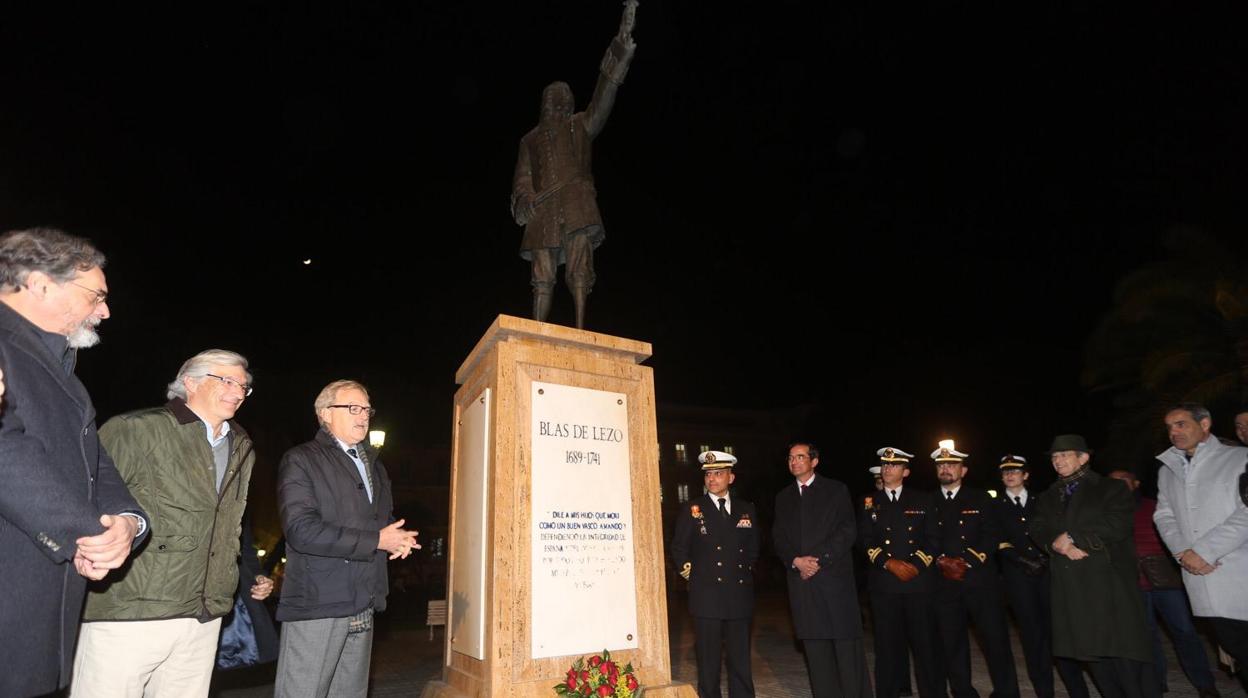 Instante del homenaje en la estatua a Blas de Lezo en Canalejas.