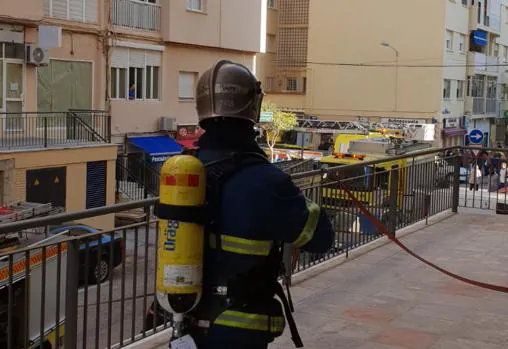 Los bomberos intervienen en un incendio en la calle Zurbarán de Cádiz