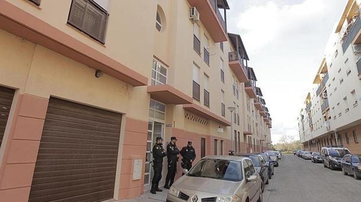 Agentes de la Policía custodian el portal donde ocurrieron los hechos.