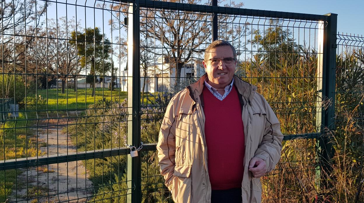 El exalcalde, Domingo Salado, en la puerta del Parque Sol, que lleva años cerrado A.O