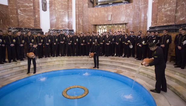 El Juan Sebastián de Elcano se despide de Cádiz con orgullo y entre honores