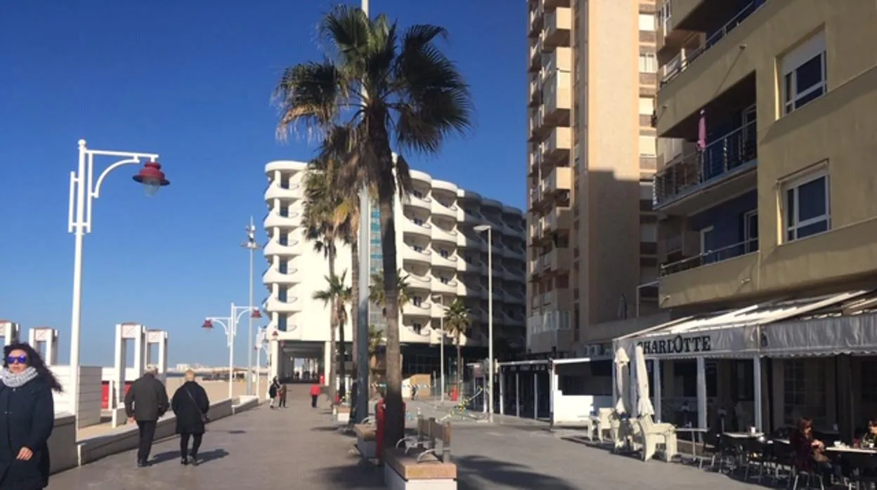 El único tramo terminado de la obra de implantación de la plataforma única en el paseo marítimo de Cádiz.
