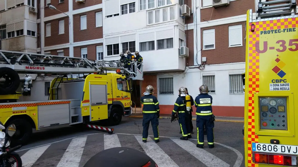 Los Bomberos actuando en el incendio en una vivienda de Loreto.
