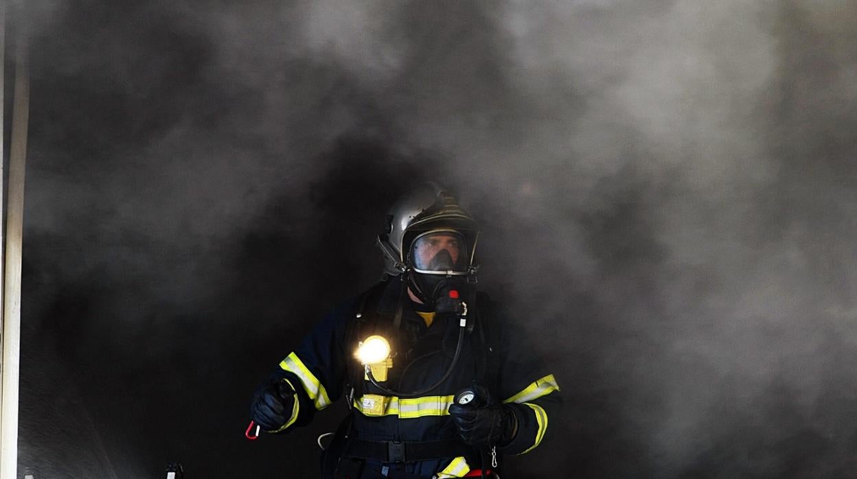 Humo negro en Bomberos de Cádiz