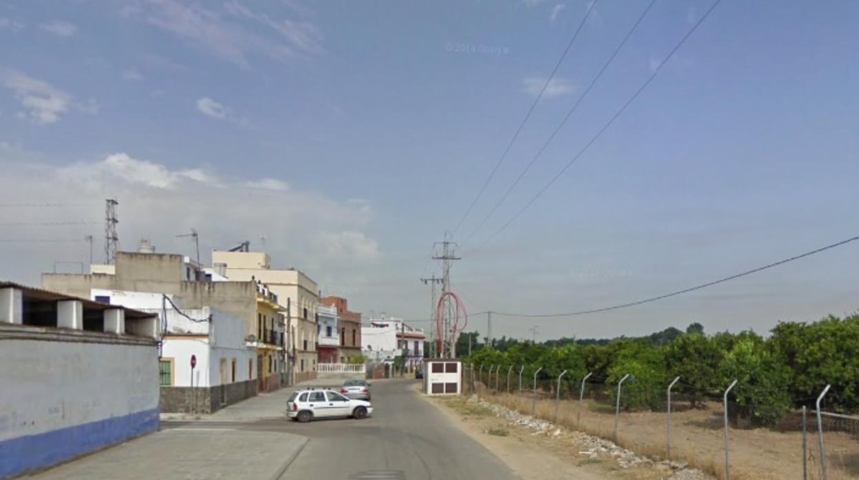 En esta calle de la zona del Aral, fuera de La Algaba, apareció el cuerpo del joven el pasado domingo