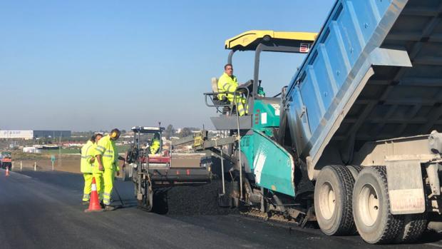 Un millón de euros para reparar dos carreteras utreranas repletas de baches