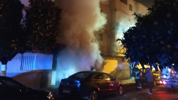 Detenidos tres menores y dos jóvenes por un incendio que motivó el desalojo de 20 vecinos en Lora del Río