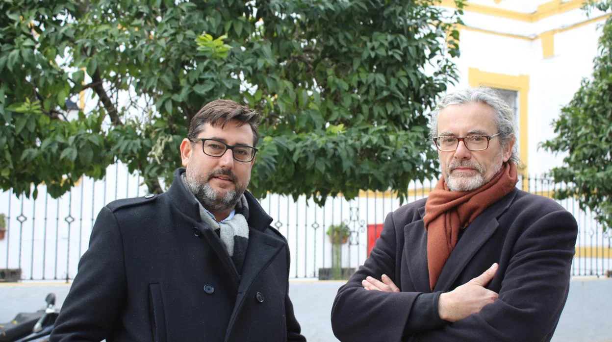 El alcalde de Utrera, José María Villalobos, junto al escultor que ha realizado el monumento, Jordi Díez