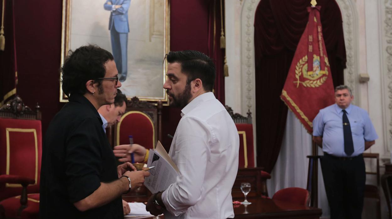 El alcalde de la ciudad junto a Fran González, en un pleno.