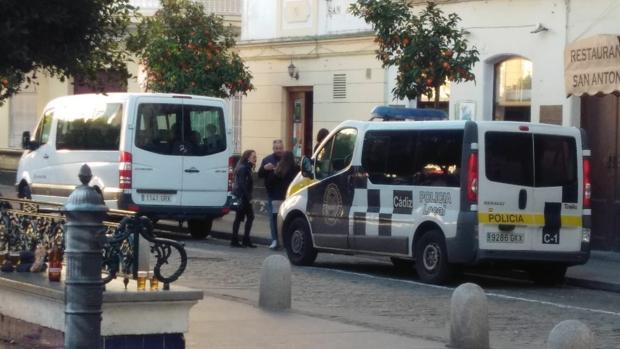 Policías locales de Cádiz, obligados a prestar servicio en un microbús de Servicios Sociales