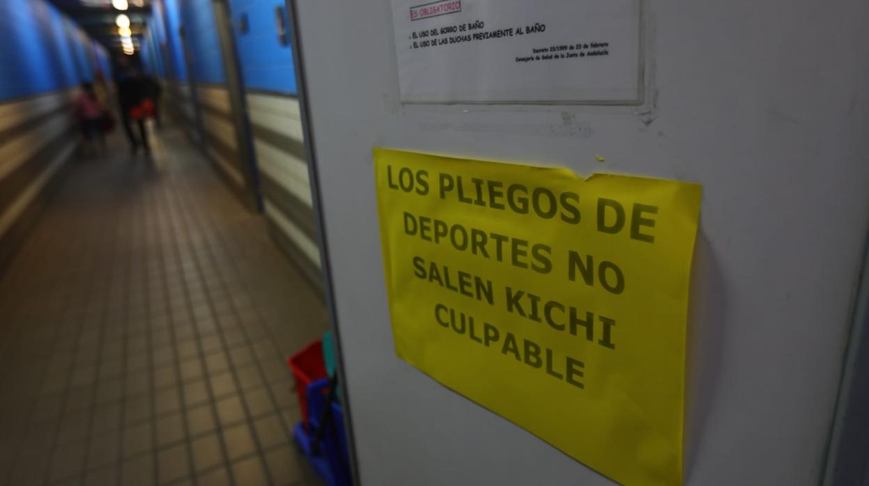 Uno de los carteles que colgaron ayer en instalaciones deportivas municipales.