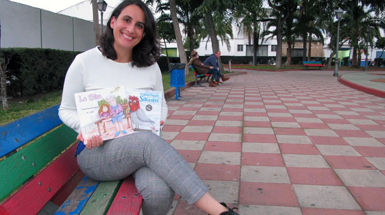 Cristina Expósito muestra sus dos primeros cuentos publicados, que han sido elegidos como lectura del año por varios colegios