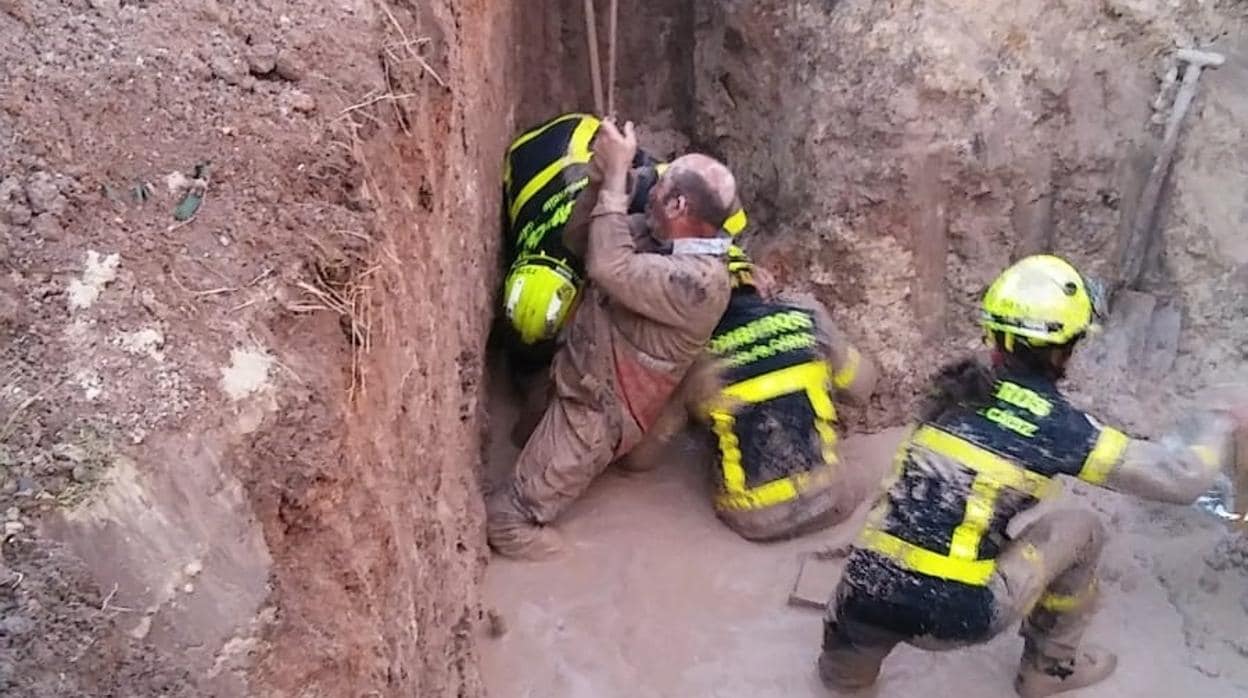 Rescatado un obrero en una zanja en Jerez hundido en el fango tras un desprendimiento de tierra