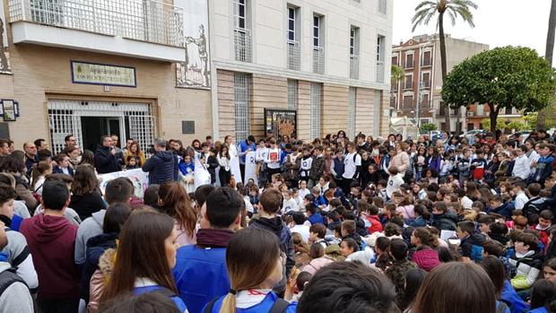 Cientos de alumnos palaciegos conmemora el Día Escolar de la No Violencia y la Paz