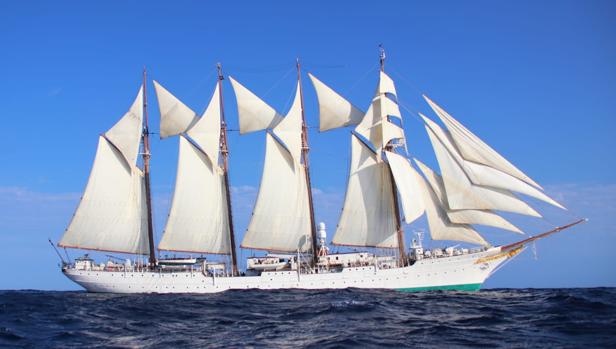 El Juan Sebastián de Elcano da todo su aparejo en mitad del Atlántico