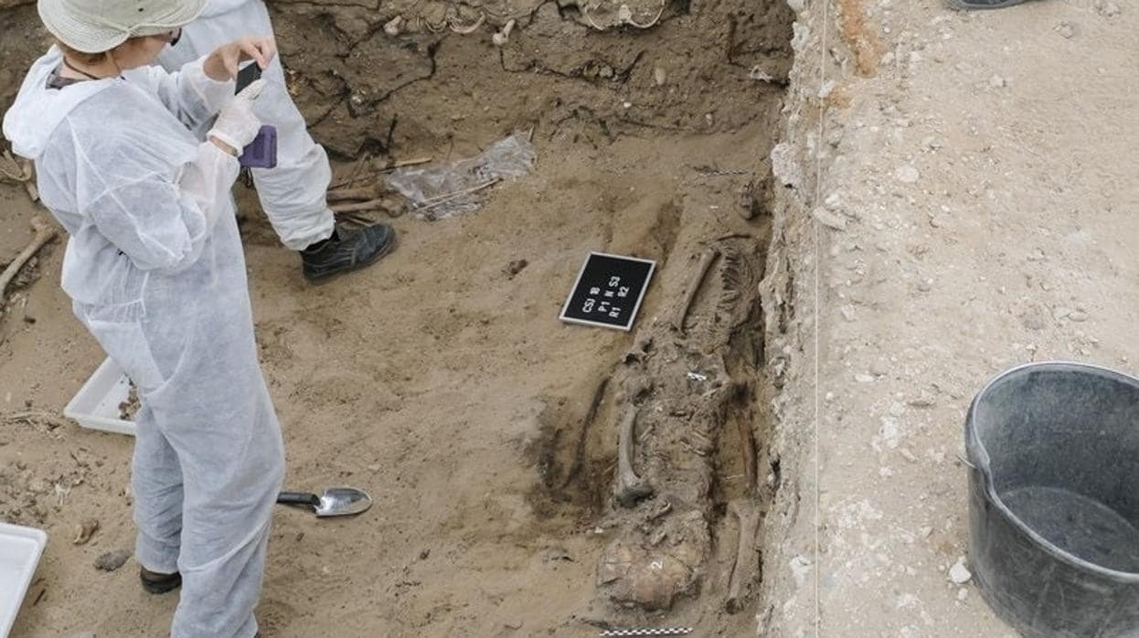 El Ayuntamiento entrega los restos del represaliado exhumado con un acto institucional