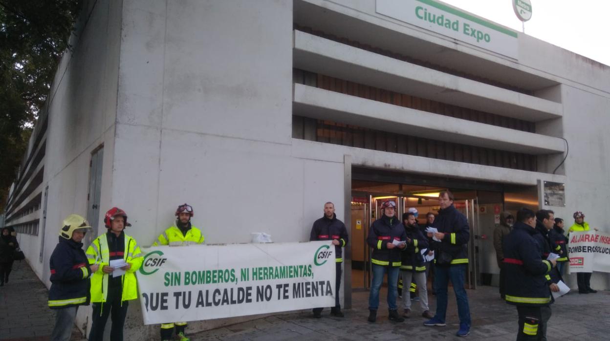 Un grupo de bomberos ha trasladado este viernes su protesta a la puerta de la estación del metro de Ciudad Expo