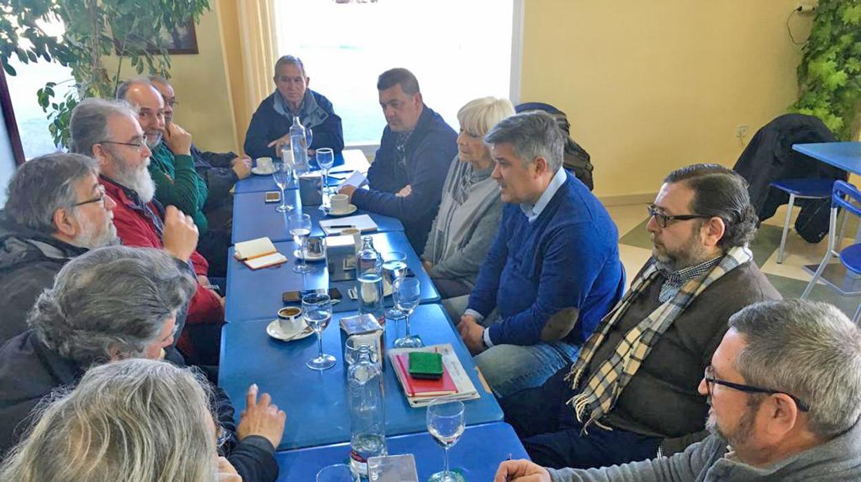 Momento de la reunión entre los representantes del PP y el comité de empresa del astillero de Puerto Real