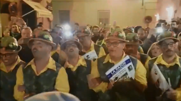 VÍDEO: La chirigota de ‘Los Molina’ recupera la esencia del pasacalles del Carnaval de Cádiz