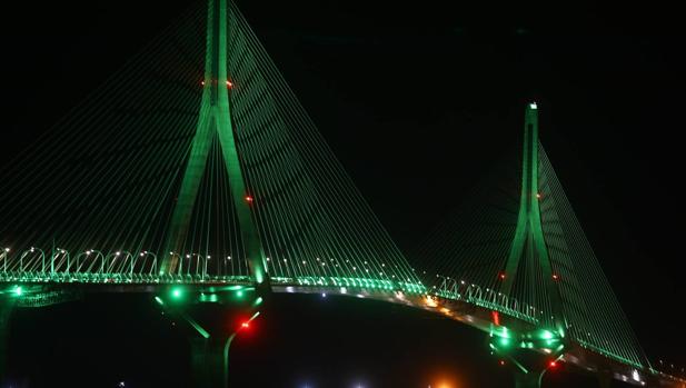 El Segundo Puente ilumina Cádiz de verde contra el cáncer